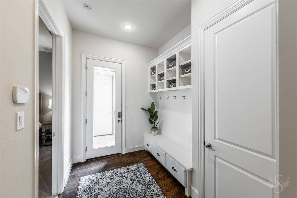 This practical mudroom provides an organized design with hooks, shelves, and drawers for storage. Its simple yet stylish layout makes it the perfect space to keep things neat and tidy as you come and go.