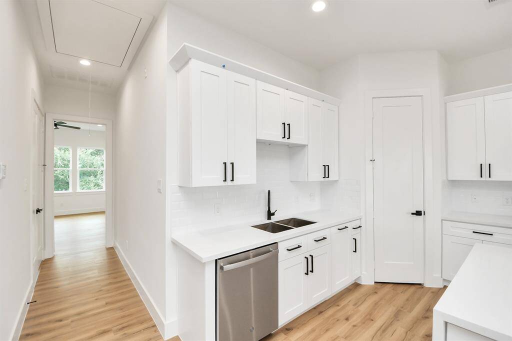 Discover another view of this dream kitchen!