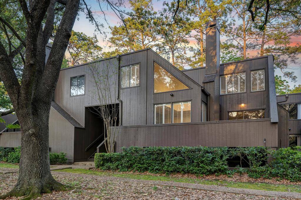 Welcome home to 338 Litchfield, a warm inviting towhome in Ethan's Glen