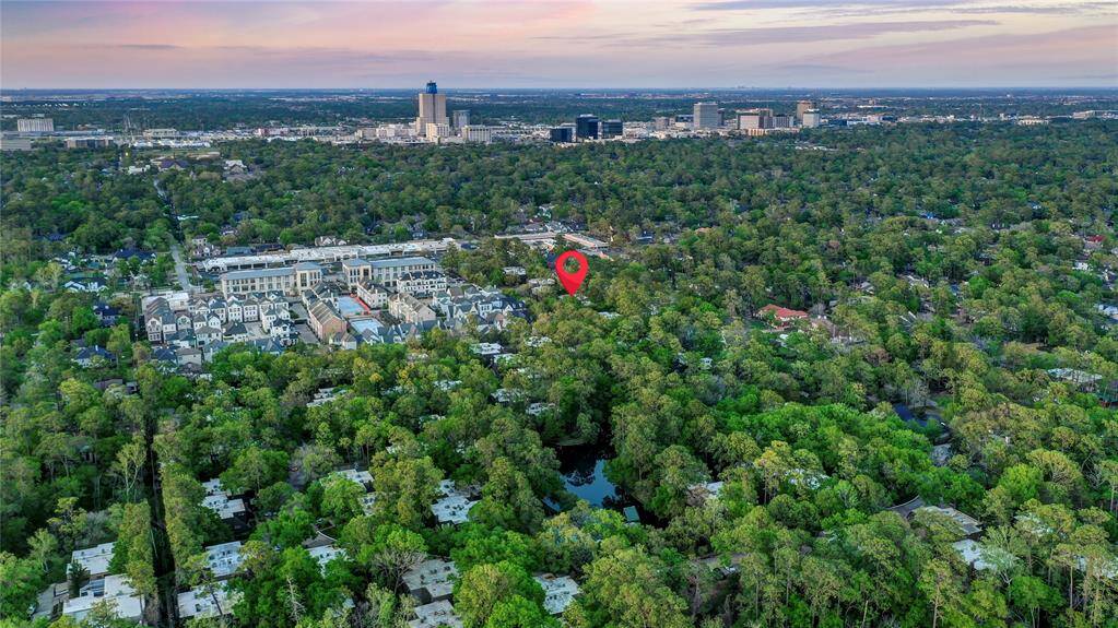 338 Litchfield is just a block away from great restaurants and shopping.
