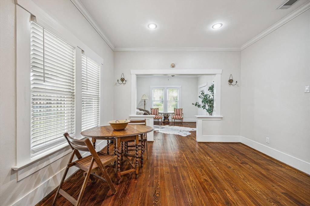 The house is waiting for the new owner to personalize the interior to fit their tastes. It's a bright, cherry house.