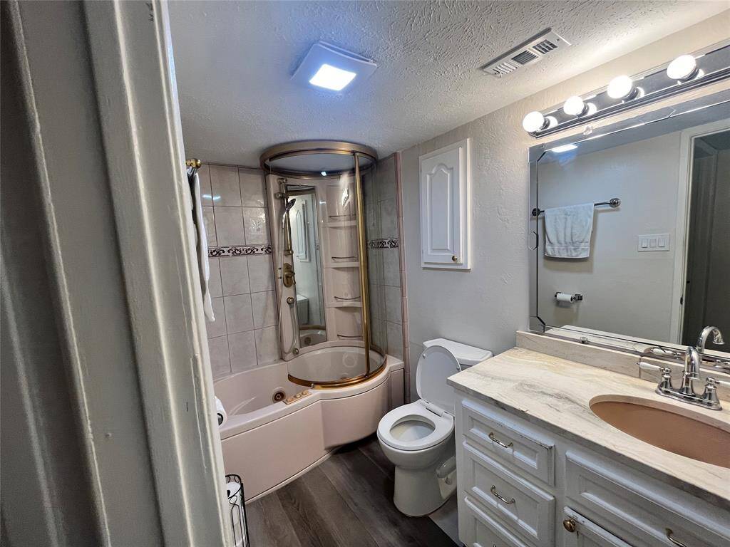 enjoy this beautiful Jet hot tub