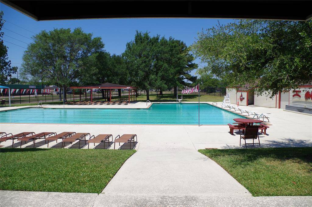 Gorgeous and huge community pool