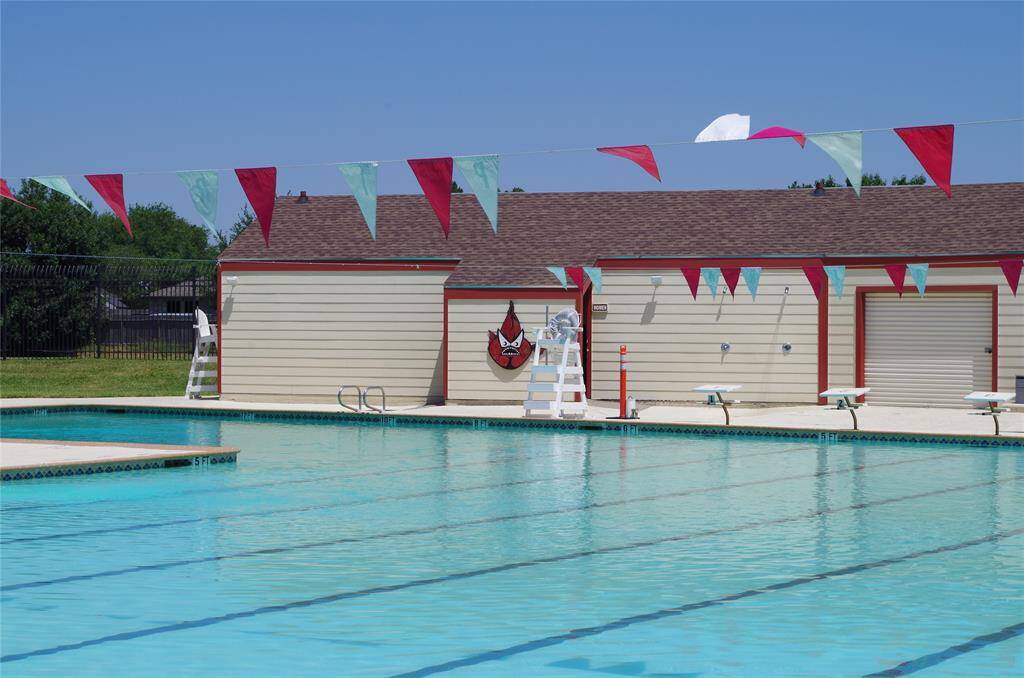 Enjoy this huge pool with your family