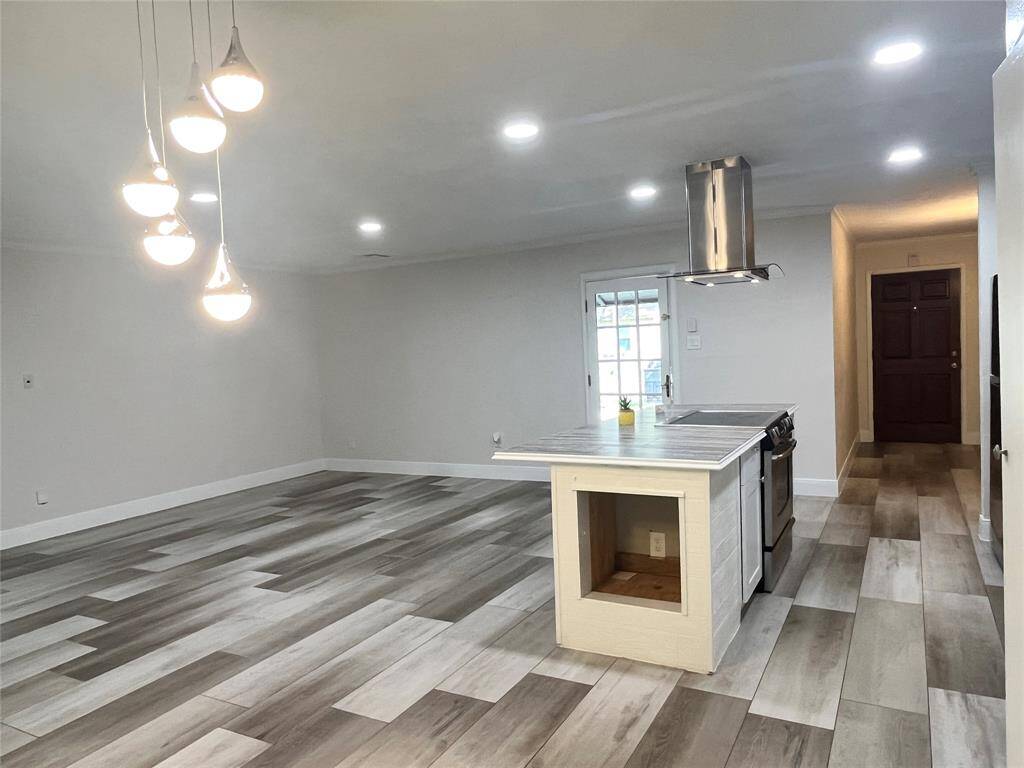 Nice dinning and kitchen area