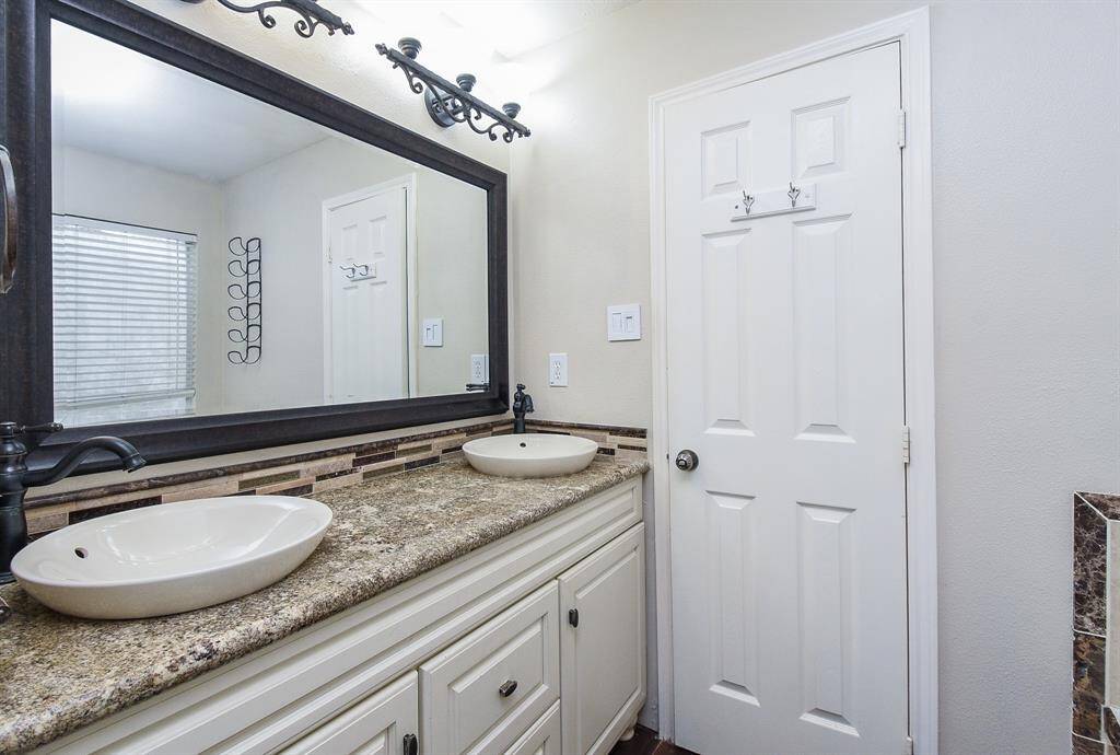 Primary bath w/double sinks