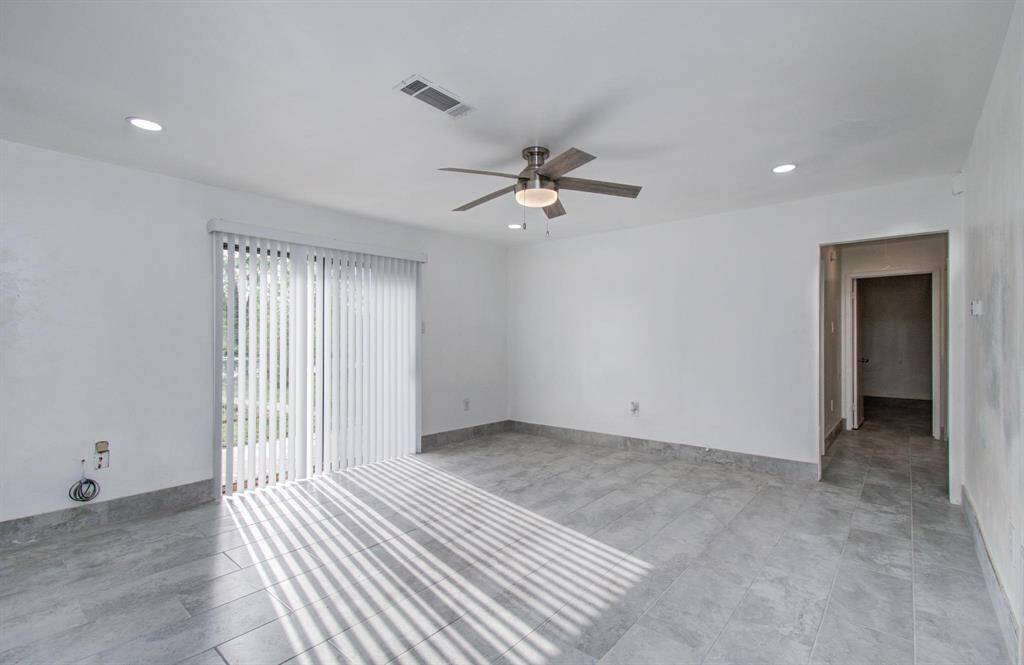 BRIGHT LIVING AREA!