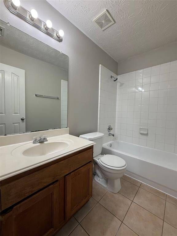Secondary bathroom on the second floor.