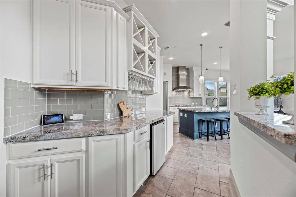 Butlers nook as an extension of the kitchen for great entertaining!
