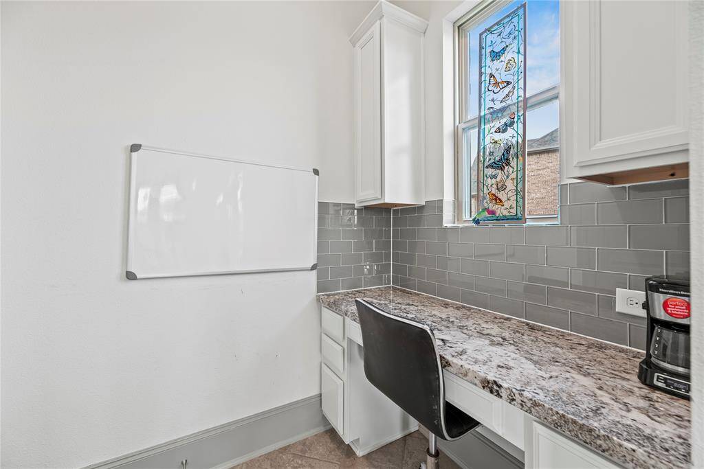 Desk nook located in the kitchen near the walk in pantry perfect for office space or a coffee bar!