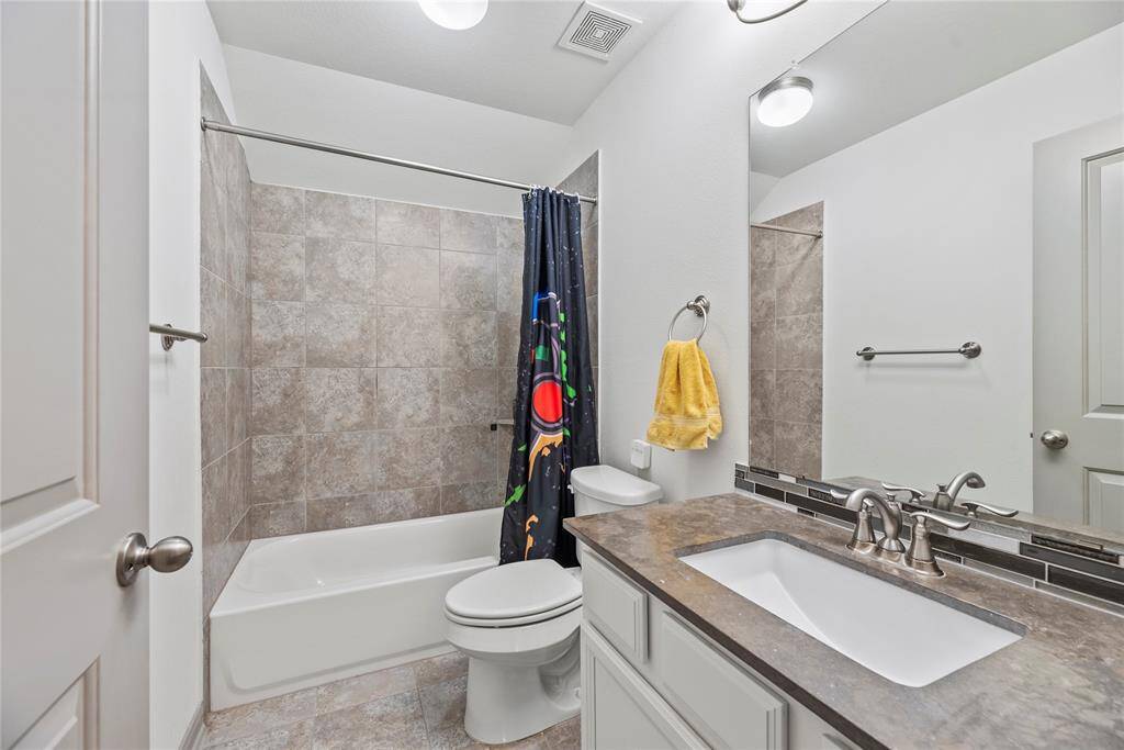 Full secondary bathroom
