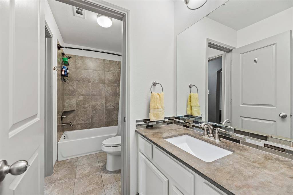 The other side of the Hollywood bathroom.