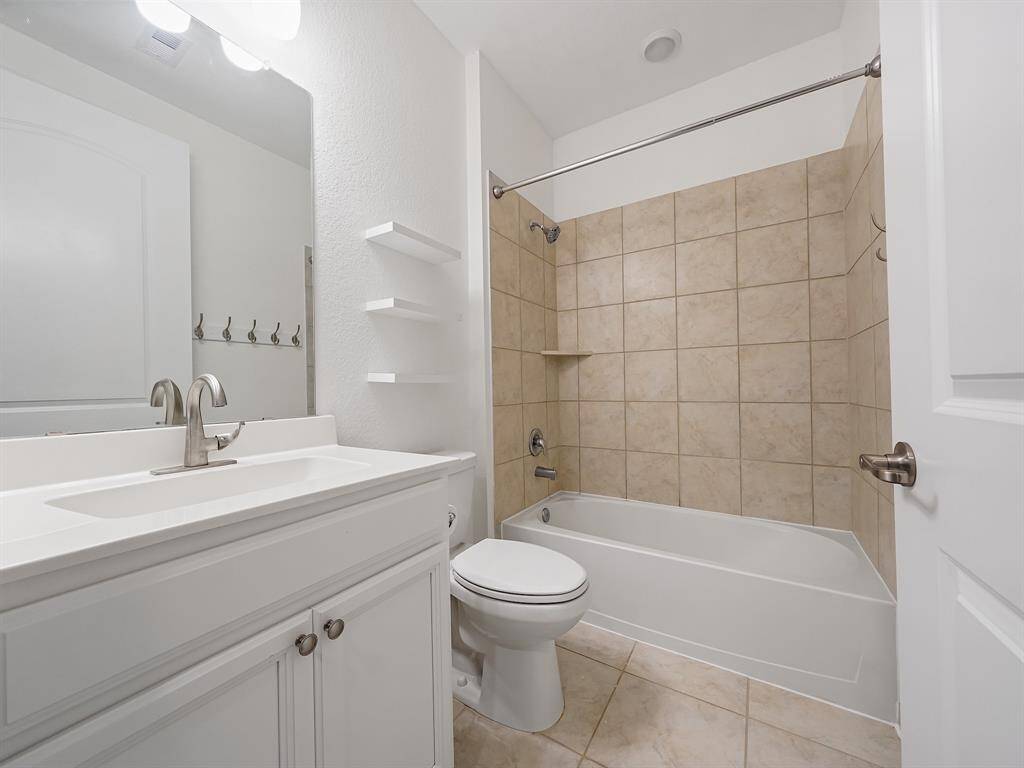 Secondary bath located on the 1st floor, convenient location for use from the secondary bedroom and a general bathroom for visitors.