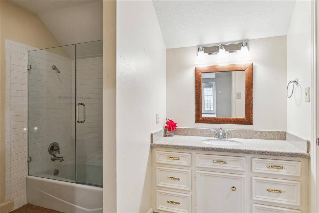 Second upstairs bathroom