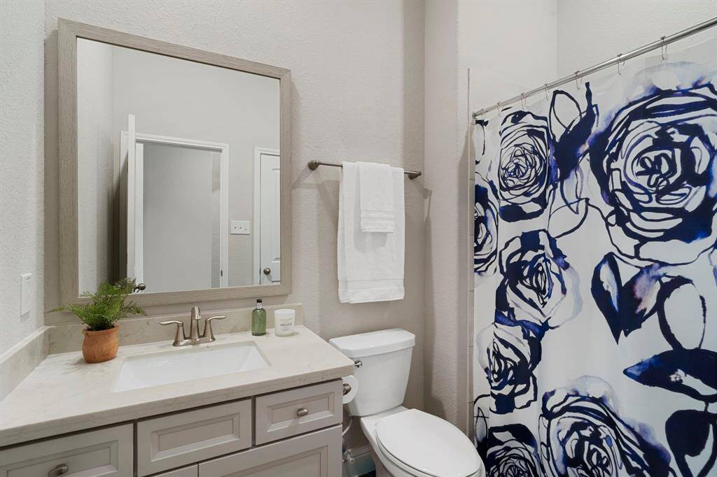 Secondary bathroom with shower/tub combo