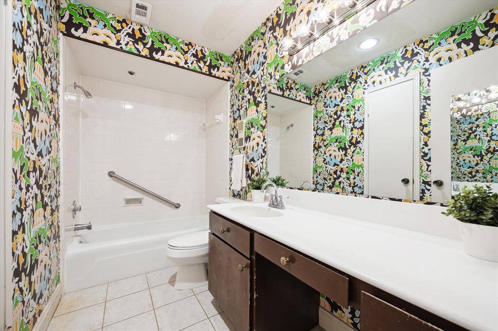 Secondary bathroom.