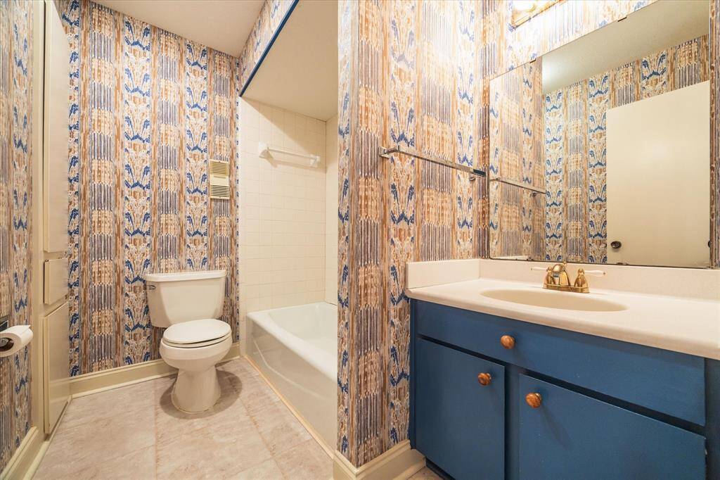 Primary bathroom that is to the left of the previous picture.