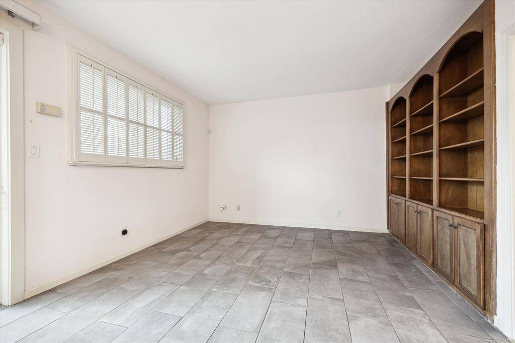 Extra room/area that could be used for a home office or playroom.