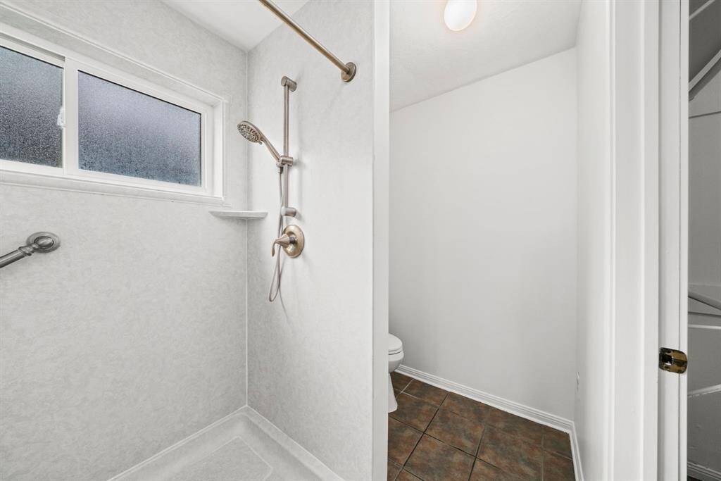 Upgraded, floor to ceiling walk-in shower.