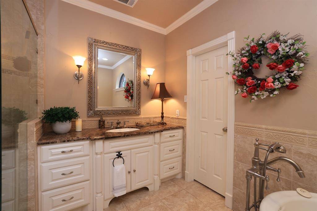 Dual vanities and dual closets with sconce lighting.