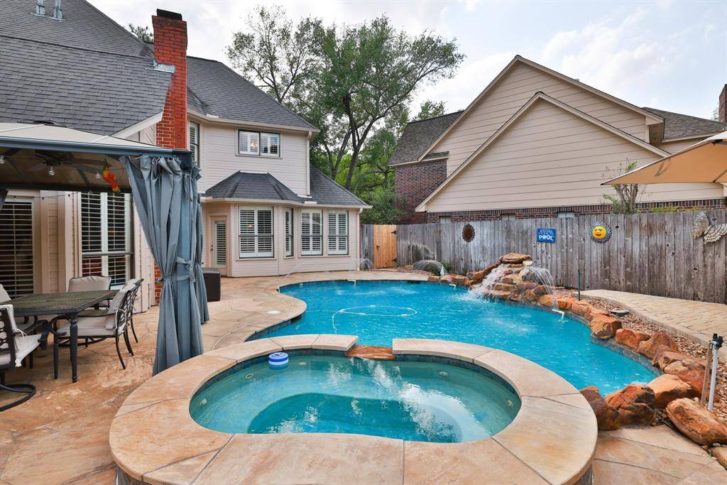 The waterfall and water sprays add a gentle rustling for a peaceful experience.