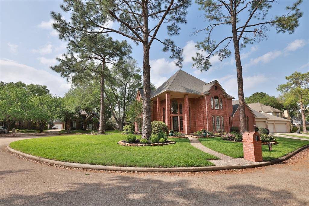 Beautifully treed lot with corner walk way and brick mailbox.
