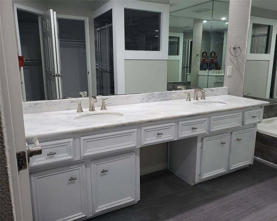 MASTER BATH WITH DOUBLE VANITIES