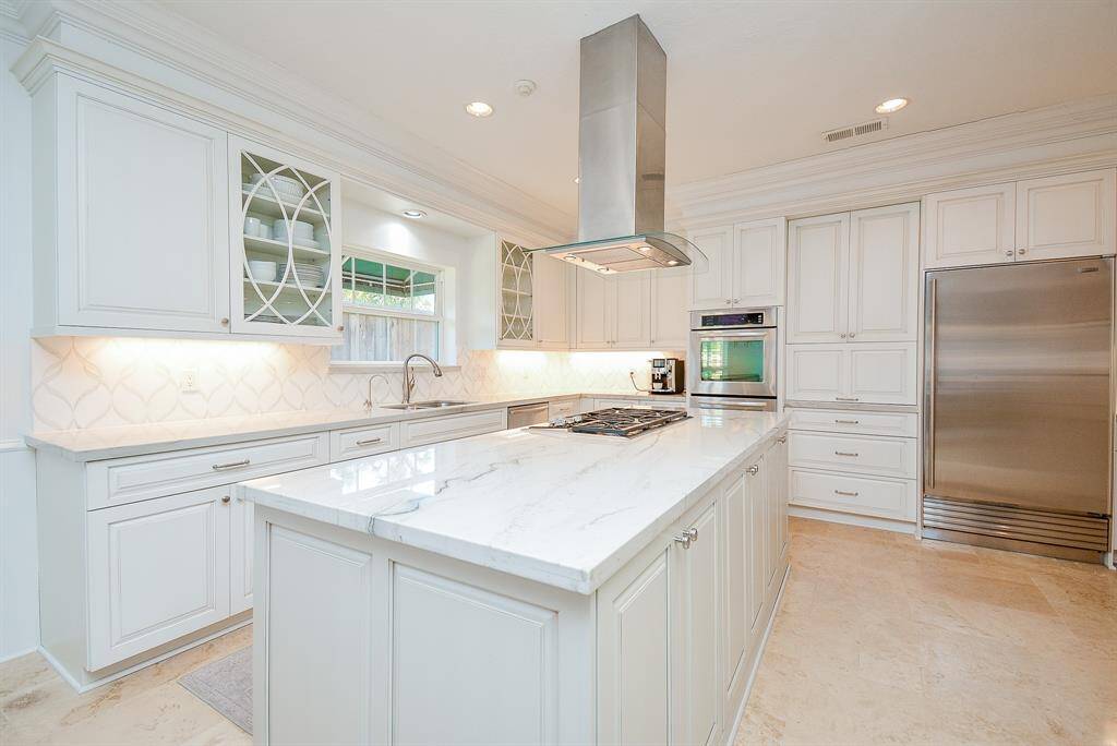This Very Large kitchen features a bright, elegant design with Recessed Lighting, ample amount of Workspace and Storage Space pls a Double Oven and Beautiful Display Cabinet making it an inviting cooking space.