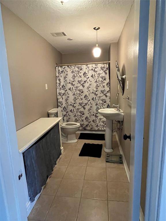 Spacious secondary bathroom