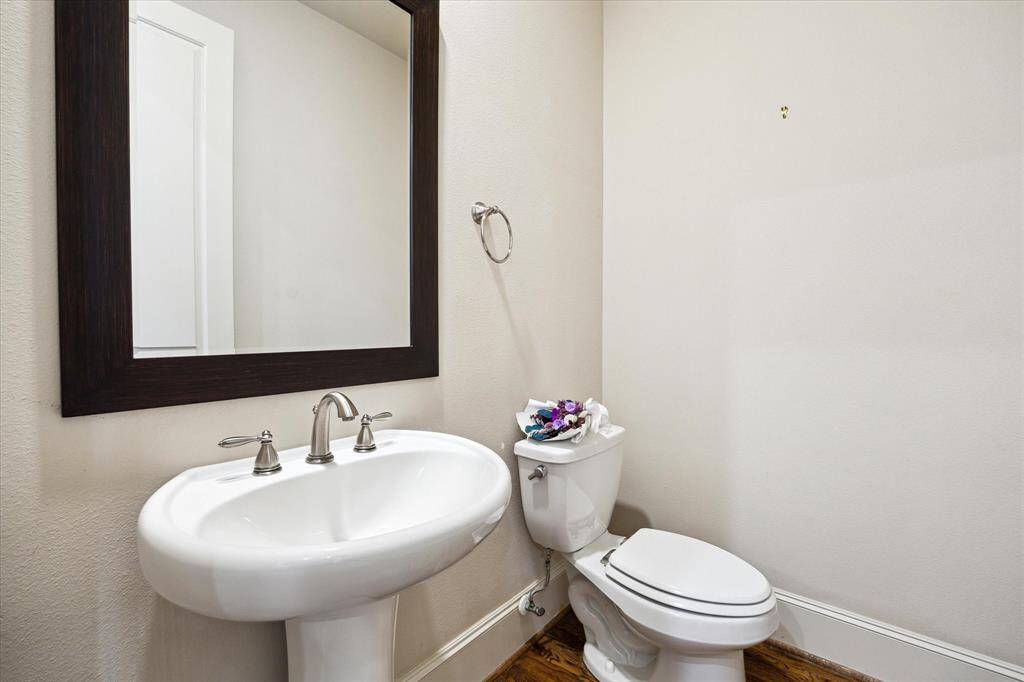 Nicely located powder bath