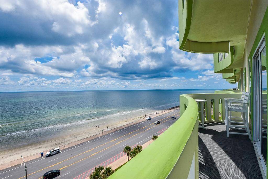 The balcony with views to the West!