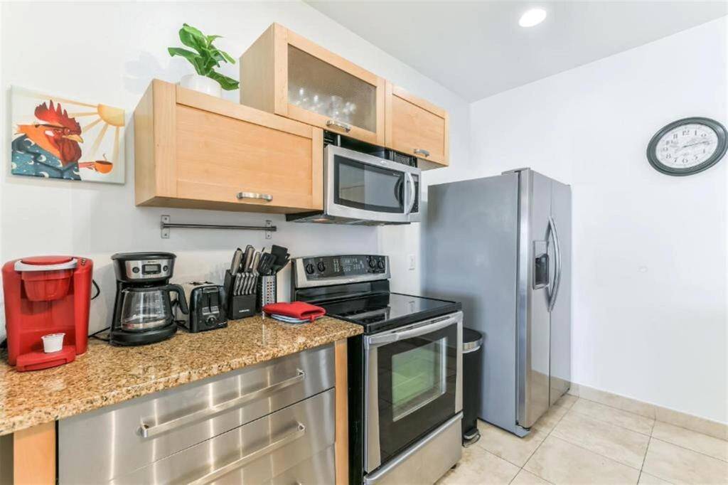 The kitchen conveys fully stocked!