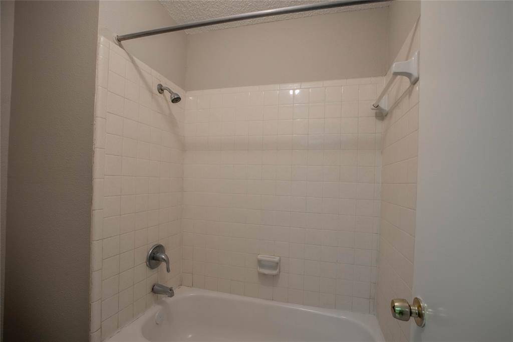 Hall Bathtub & Shower