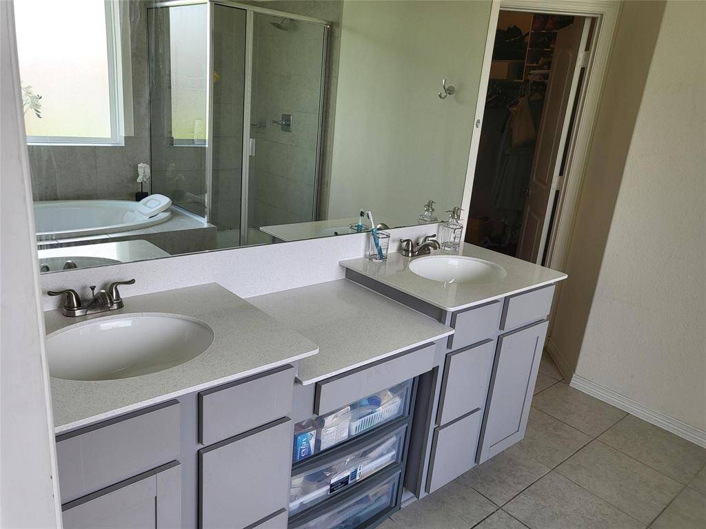 Double sink in Primary Bath.