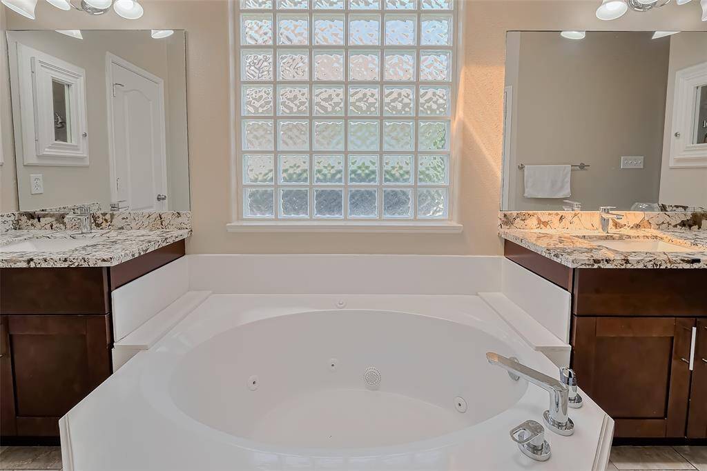 Relax in Jetted Tub after a Busy Day!