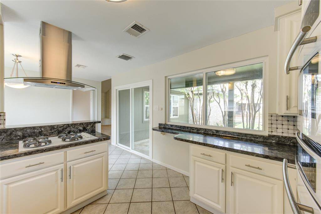 Notice the gas cooktop!