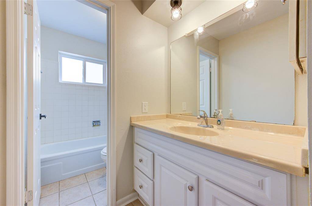 Secondary bathroom.
