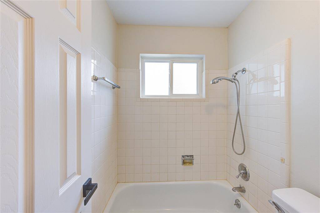 Secondary bathroom.