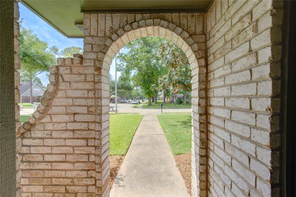 Inviting front porch!