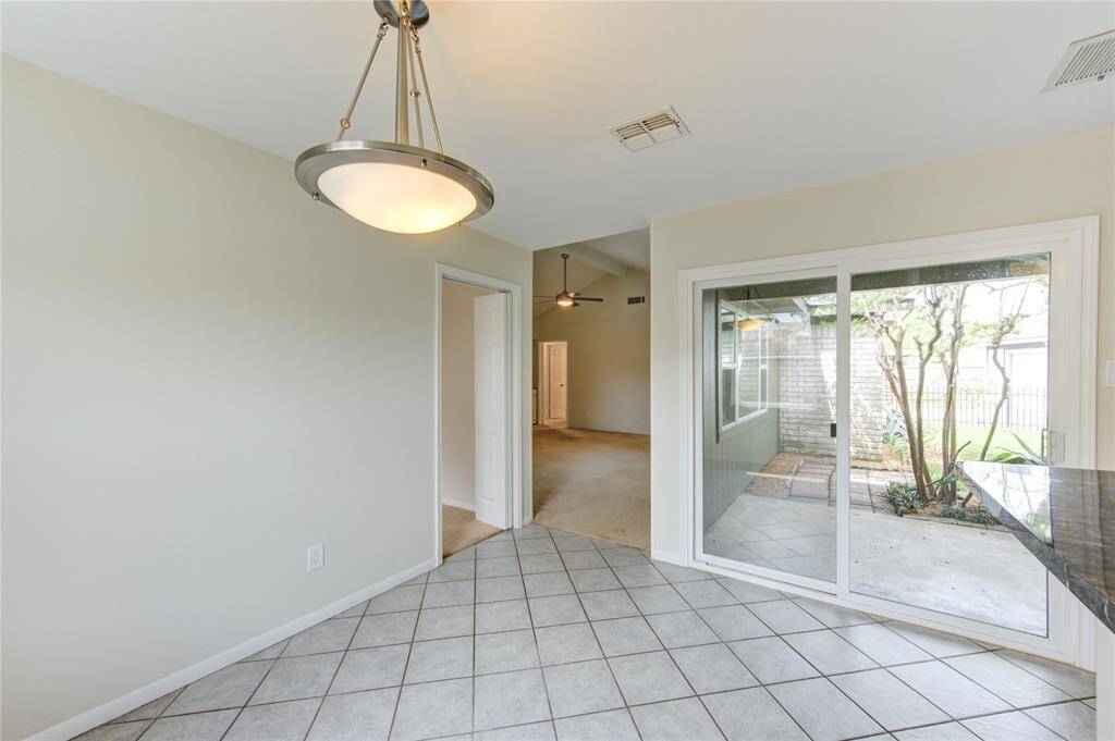 Spacious and bright breakfast room!
