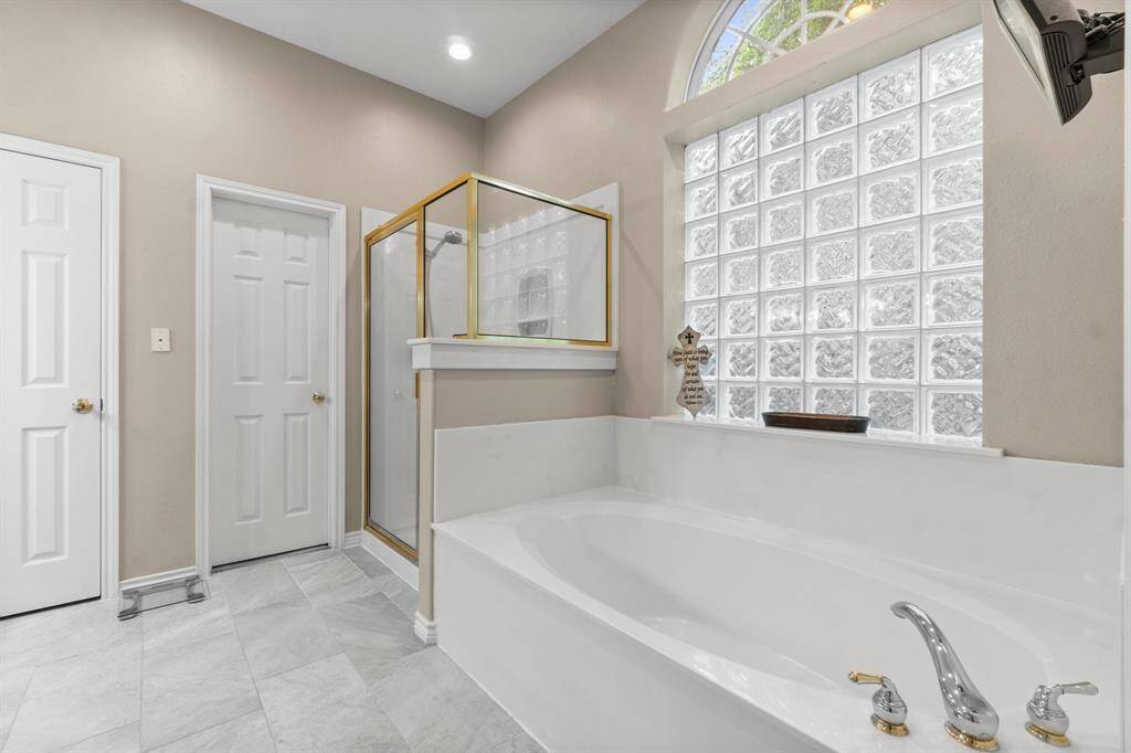 Primary Bath w/ Soaking Tub and Walk-In Shower