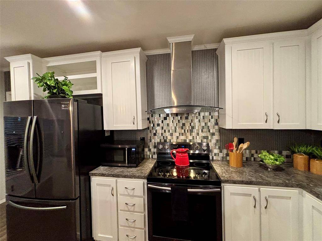 Great backsplash and vent hood. Refrigerator Included!