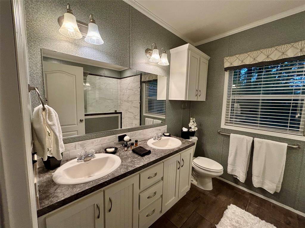 With 2 sinks in the ensuite bath