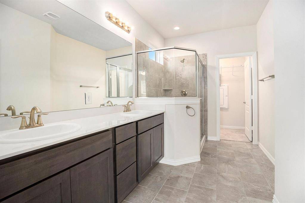 Primary en-suite