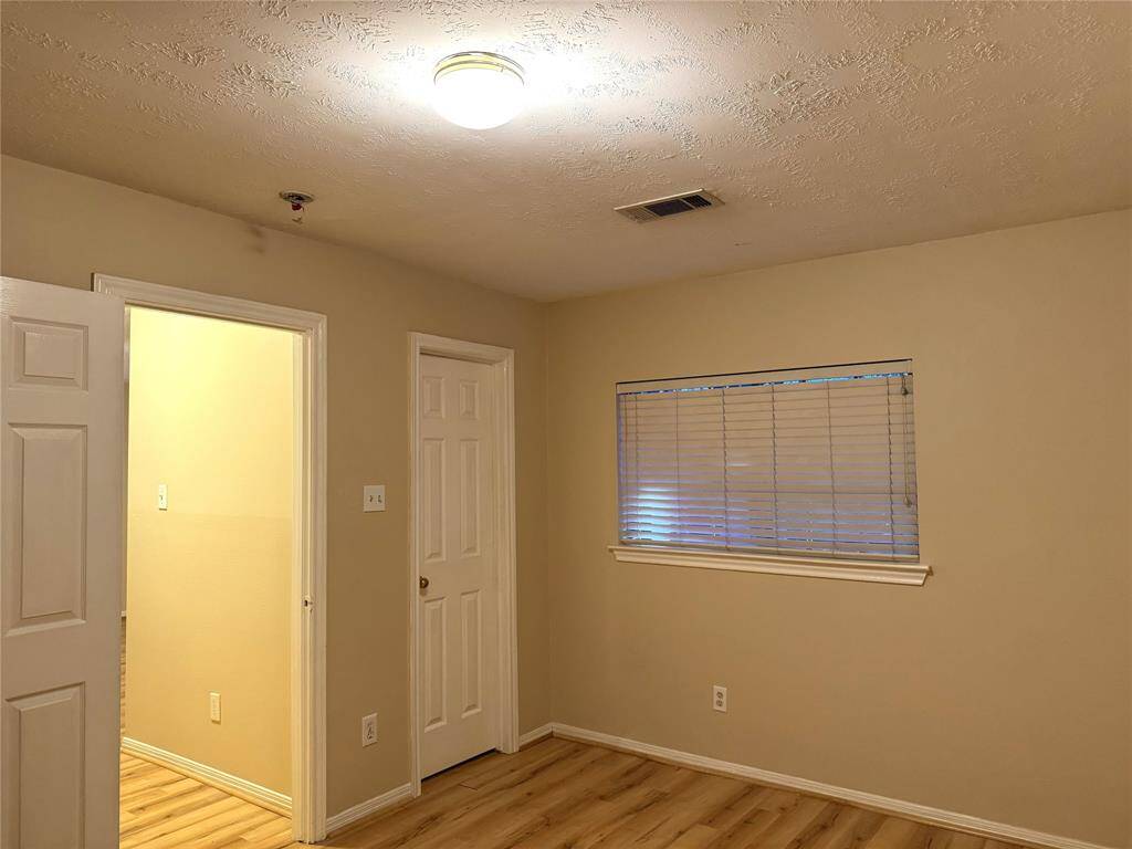 2nd Bedroom - Upstairs