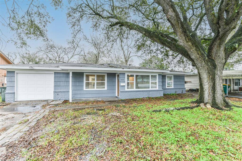Charming 3/1/1 with enclosed back patio!