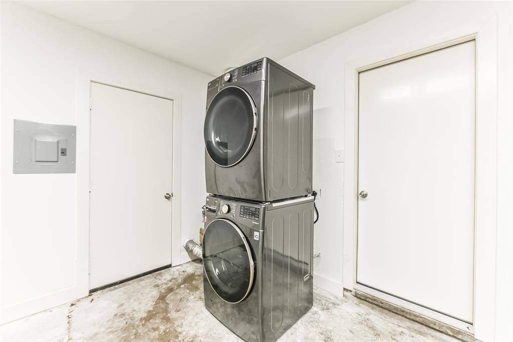 Washer/dryer included for small fee.