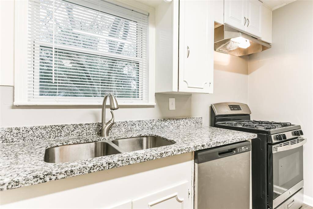 Cook with GAS on this stainless steel range