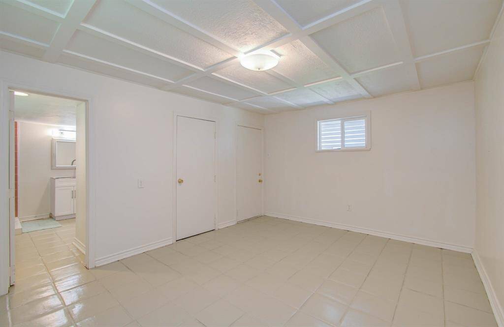 Downstairs Bedroom w Bathroom