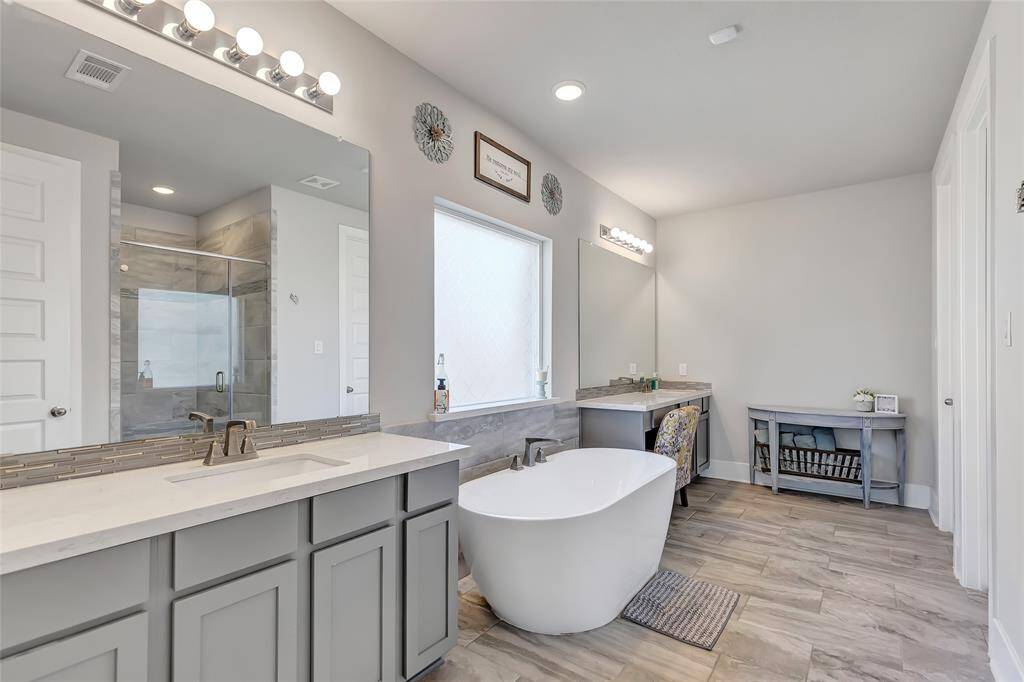 Enormous primary bath